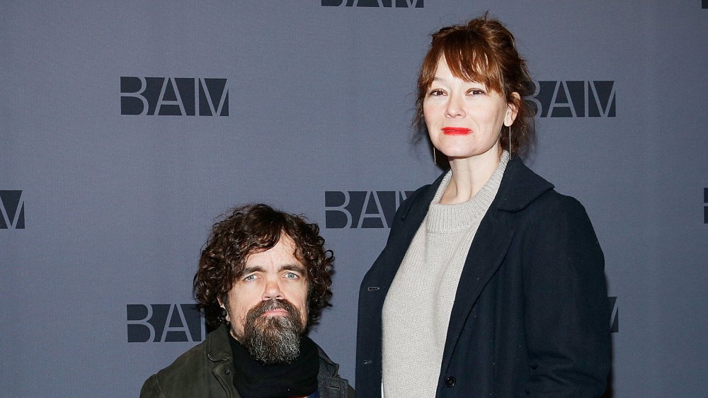 Peter Dinklage y Erica Schmidt en la fiesta inaugural de Medea