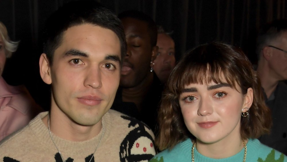 Reuben Selby y Maisie Williams en la Semana de la Moda de Londres en 2020