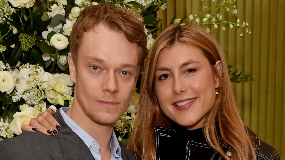 Alfie Allen y Antonia duchándose en la fiesta británica de moda y cine Vogue y Tiffany en 2020