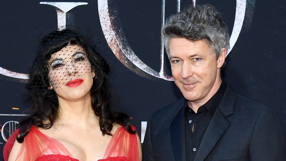 Camille O'Sullivan y Aidan Gillen en el estreno de la temporada 8 de Game of Thrones