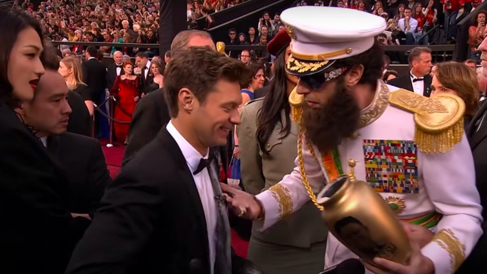 Ryan Seacrest y Sacha Baron Cohen en los Oscar