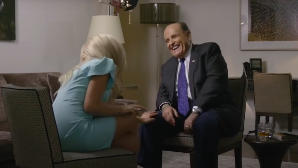 Maria Bakalova y Rudy Giuliani en Borat 2