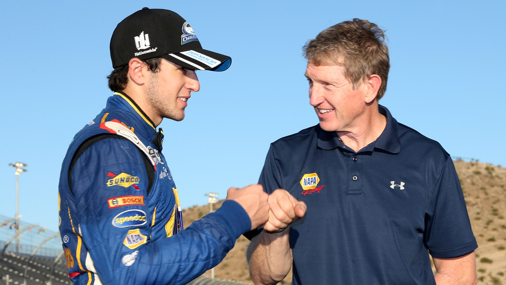 Chase Elliott dándole a su papá un puñetazo