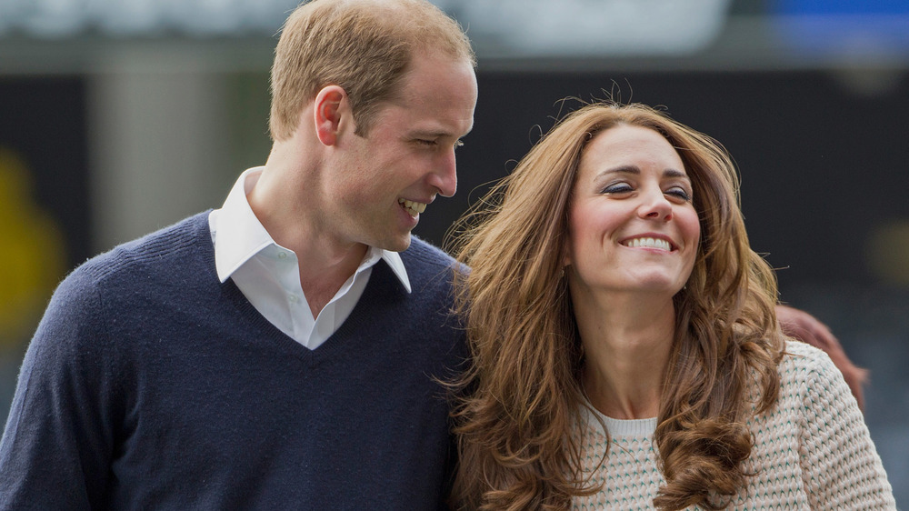 El príncipe William mirando a Kate Middleton