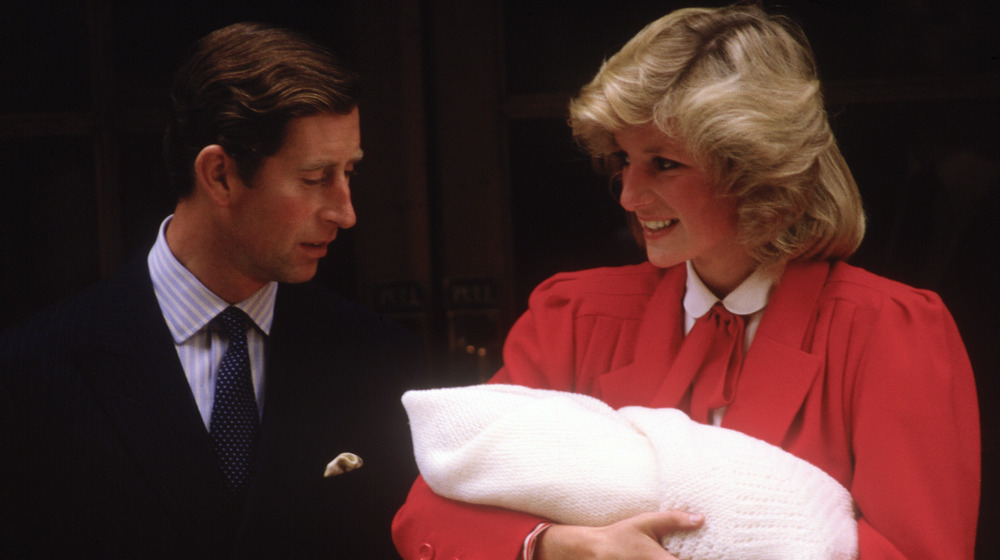 El príncipe Carlos y la princesa Diana abandonan el hospital con el príncipe Harry en 1984