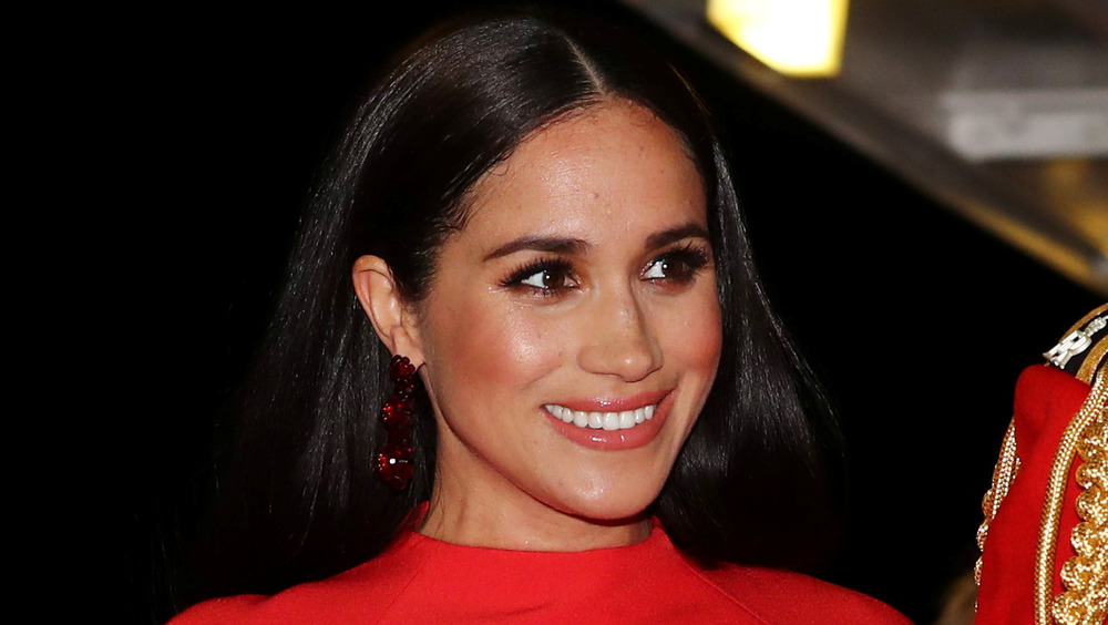 Meghan Markle, la duquesa de Sussex, vestida de rojo brillante en un evento