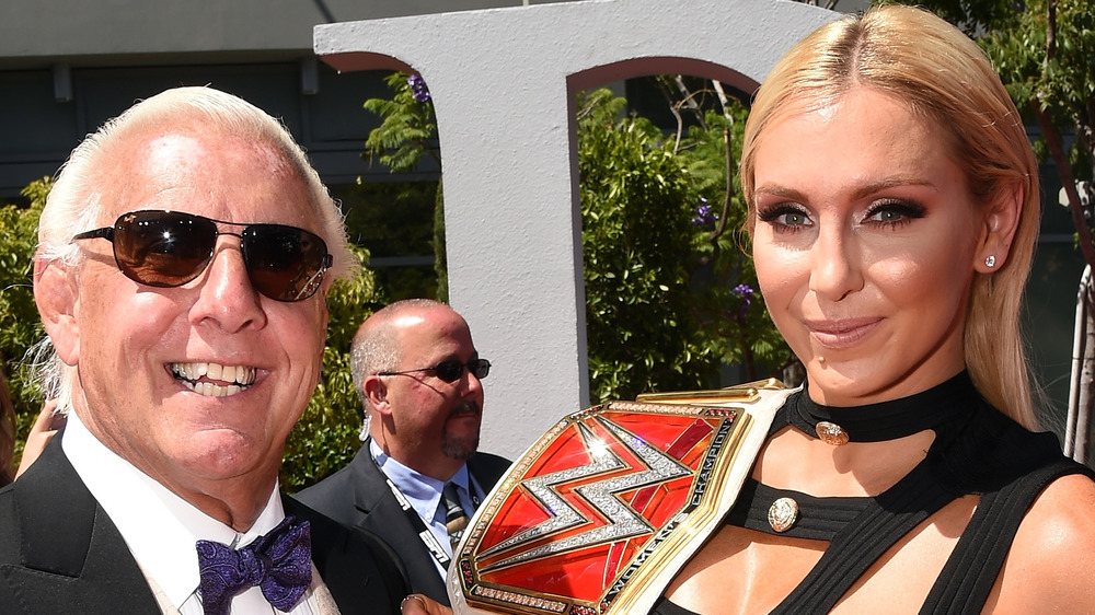 Ric Flair y Charlotte Flair asisten a un evento juntos