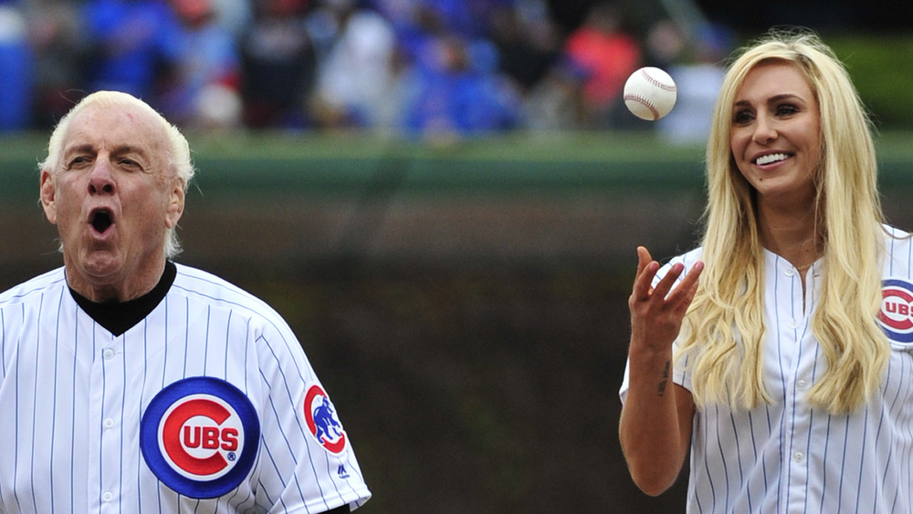 Ric Flair y Charlotte Flair en un juego de béisbol