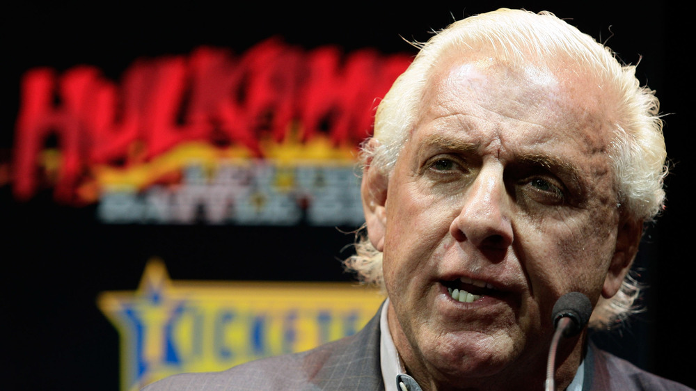 Ric Flair hablando por un micrófono 