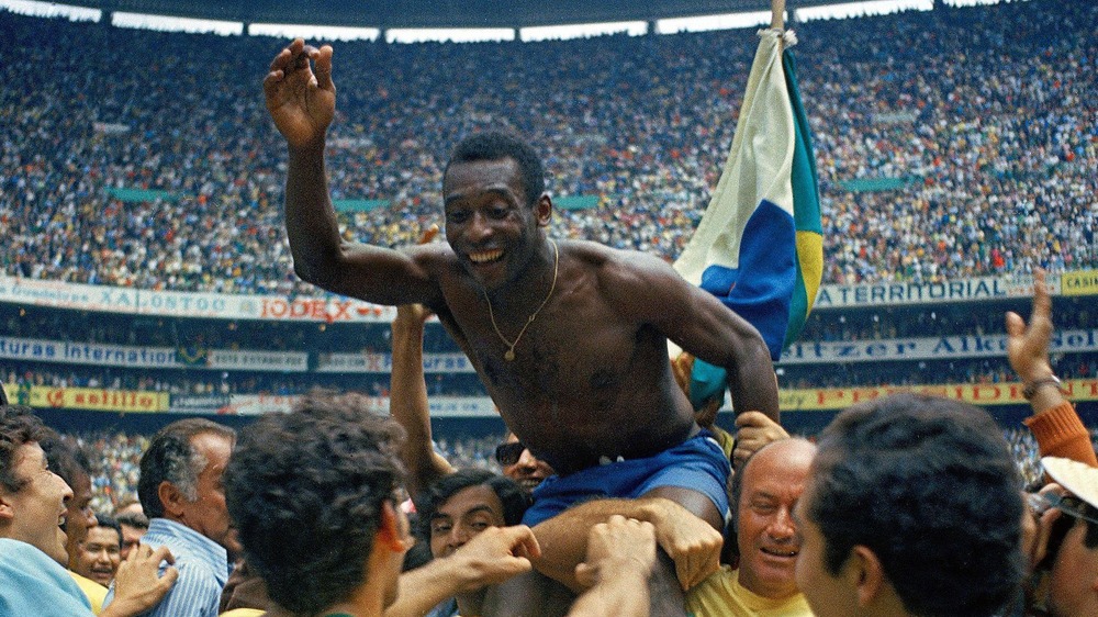 Pelé celebrando la victoria de Brasil en la Copa del Mundo de 1970