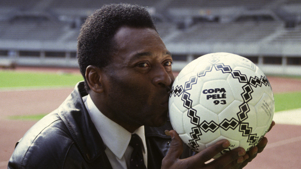 Pele besando una pelota de fútbol en 1993