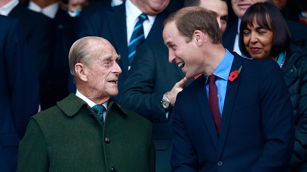 El príncipe Felipe y el príncipe William riendo