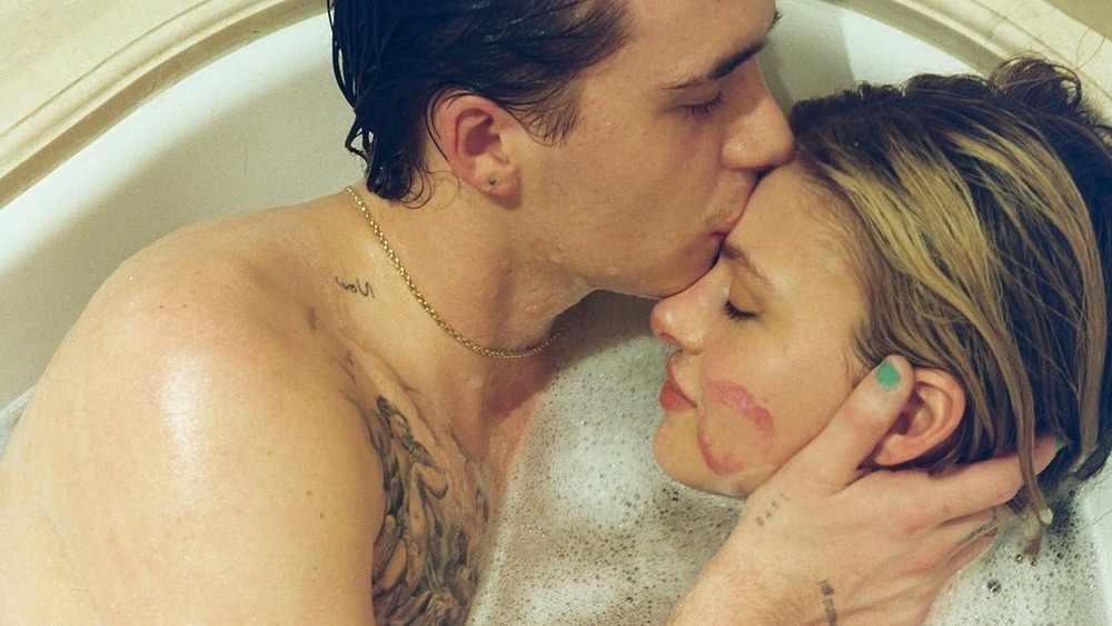 Brooklyn Beckham y Nicola Peltz se toman un selfie en la bañera