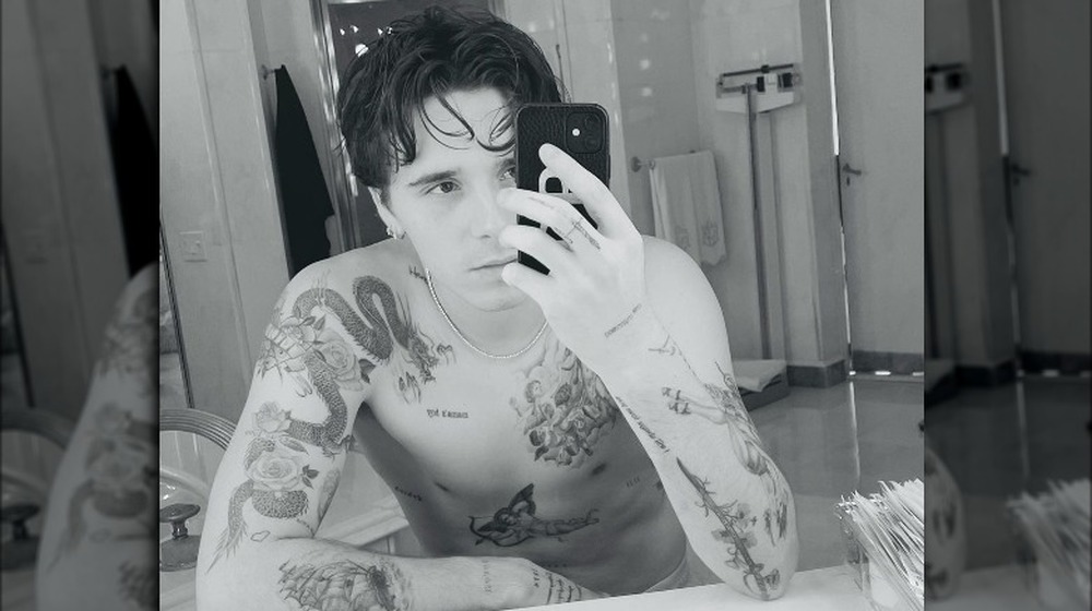 Brooklyn Beckham muestra sus tatuajes en una selfie