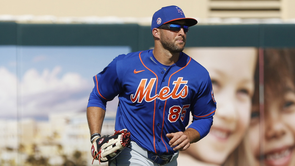 TimTebow jugando a la defensa en el jardín izquierdo