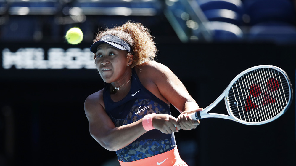 Naomi Osaka jugando al tenis