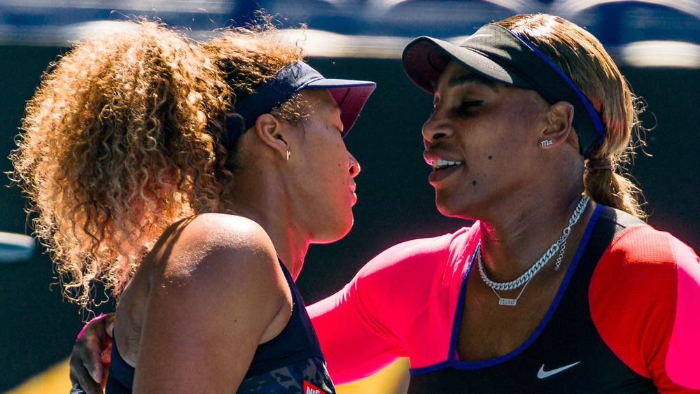 Serena Williams abraza a Naomi Osaka 