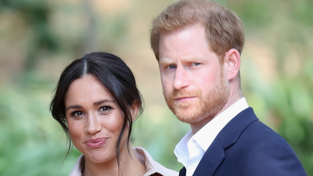 Meghan Markle y el príncipe Harry mirando