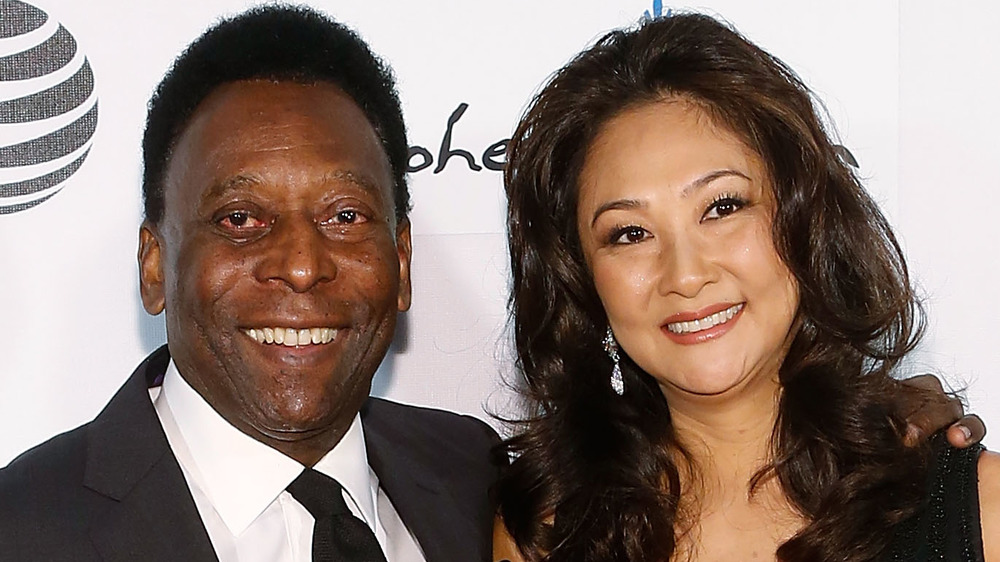 Pelé y Marcia Aoki sonriendo