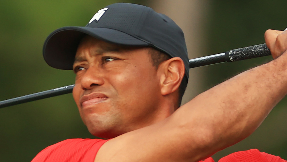 Tiger Woods jugando al golf