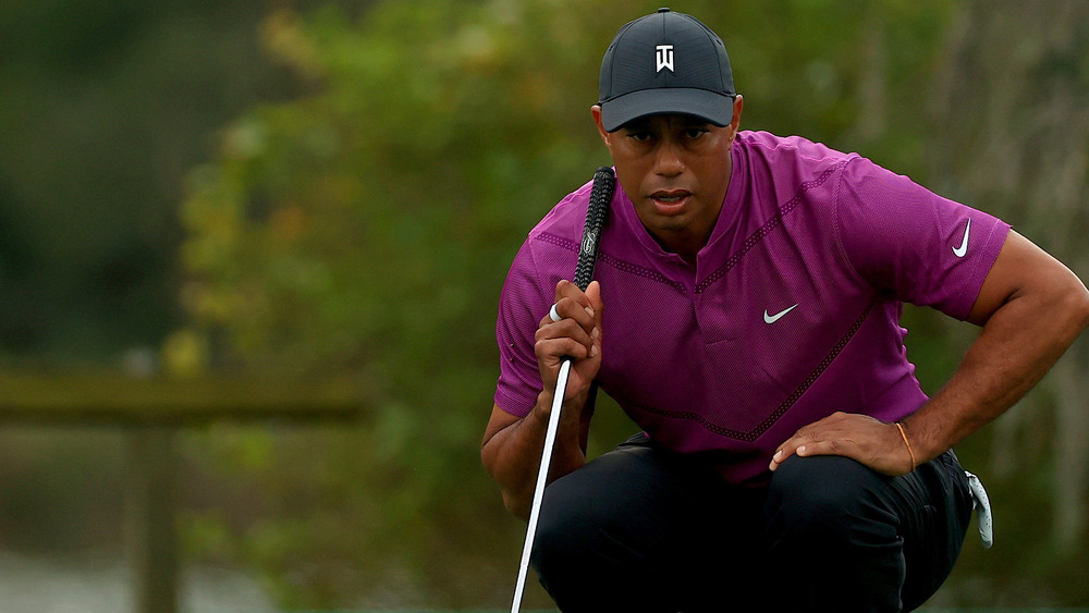 Tiger Woods se pone en cuclillas en el green