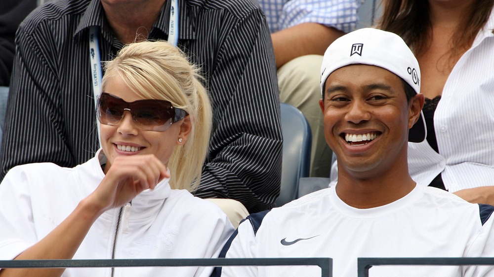 Elin Nordegren y Tiger Woods comparten una risa en un evento deportivo