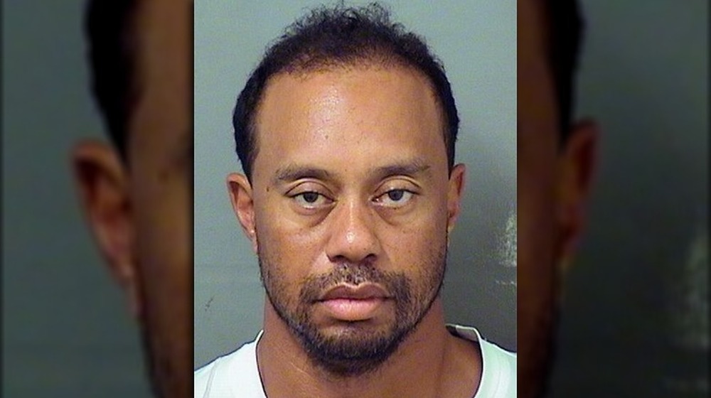 Tiger Woods posando para su foto policial de 2017