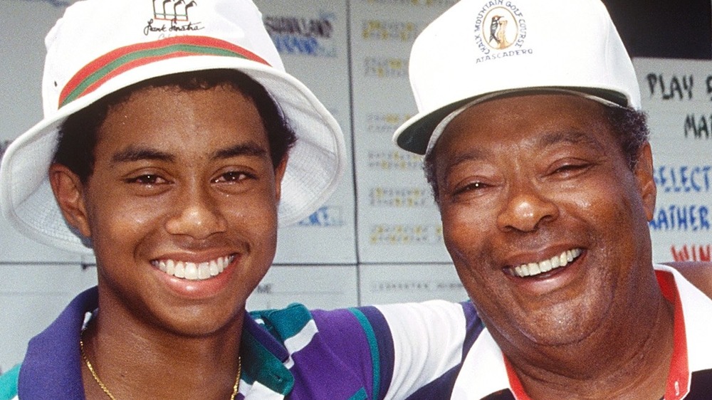 El joven Tiger Woods con su brazo alrededor de su padre Earl Woods