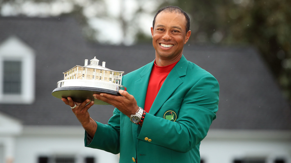 Tiger Wood posando con su chaqueta verde de Masters