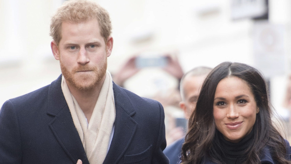 El príncipe Harry y Meghan Markle caminando