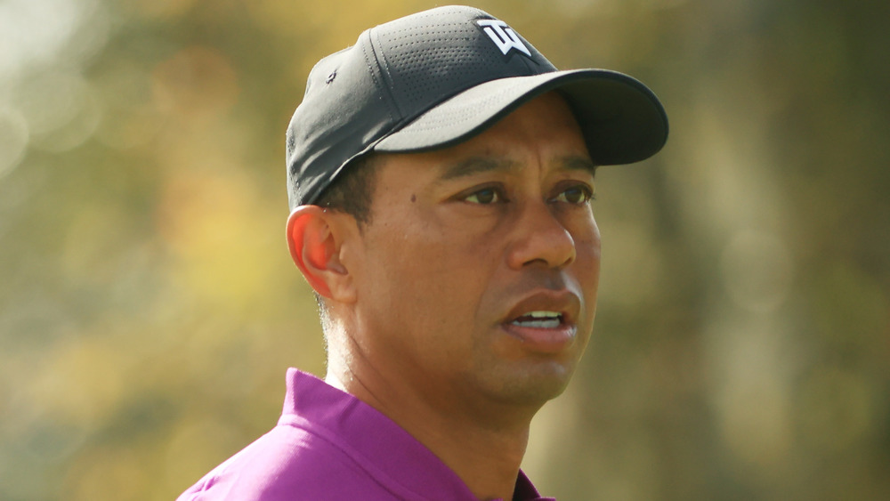 Tiger Woods luce serio en el campo de golf