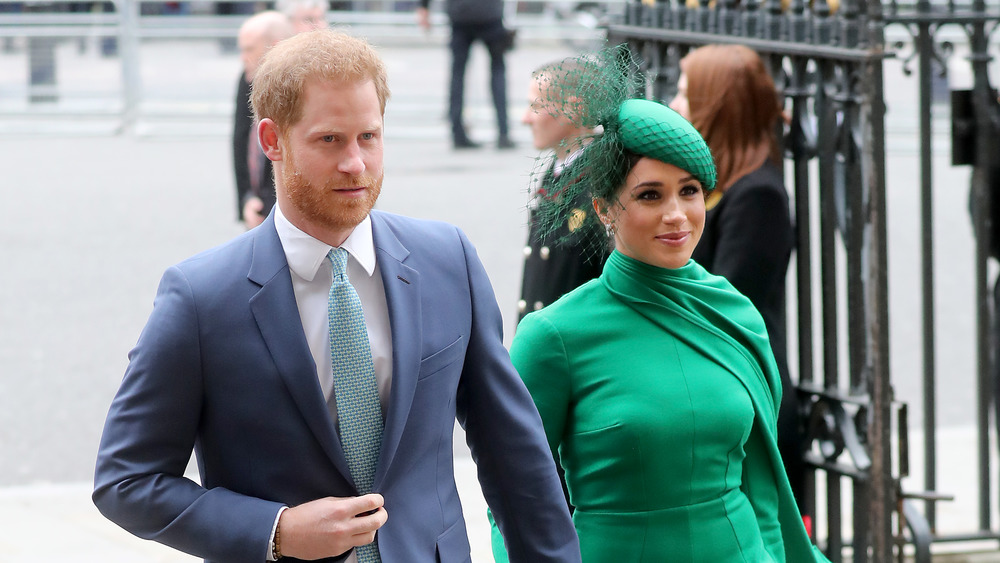 Meghan Markle y el príncipe Harry caminando