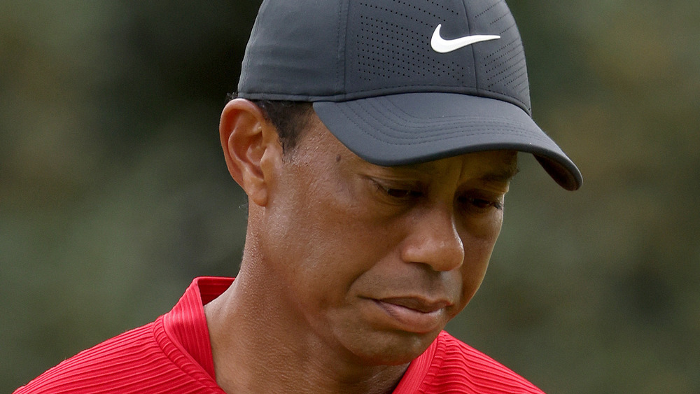 Tiger Woods mirando hacia abajo