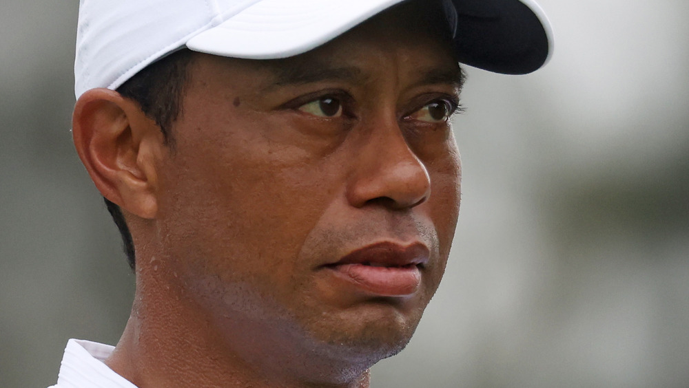 Tiger Woods frunciendo el ceño