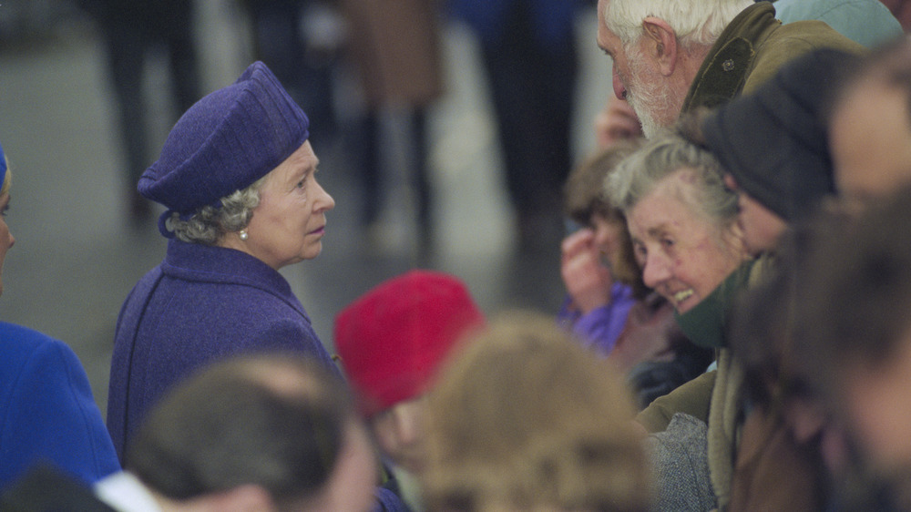 La reina Isabel visita Dunblane después de la masacre escolar