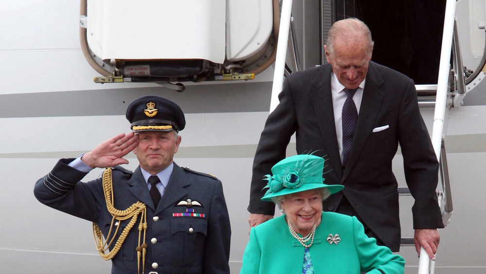 La reina Isabel y el príncipe Felipe desembarcan del avión