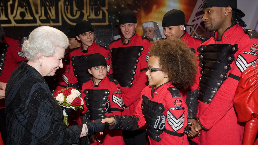 La reina Isabel II se encuentra con la diversidad tras la actuación de Royal Variety en 2009