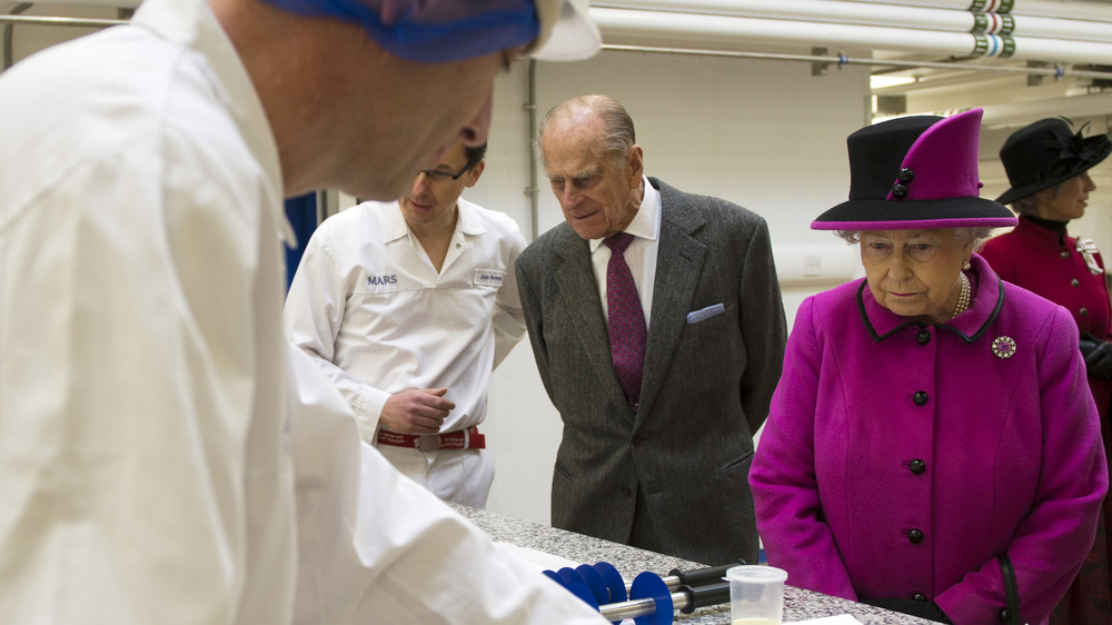 El príncipe Felipe y la reina Isabel durante la visita a la fábrica