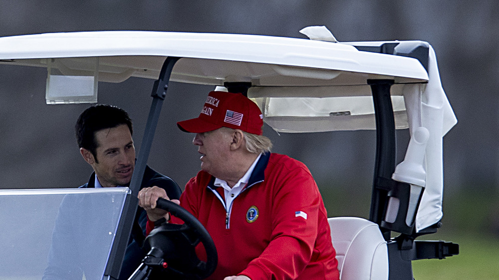 Donald Trump jugando al golf