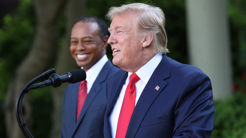 Donald Trump y Tiger Woods en el podio