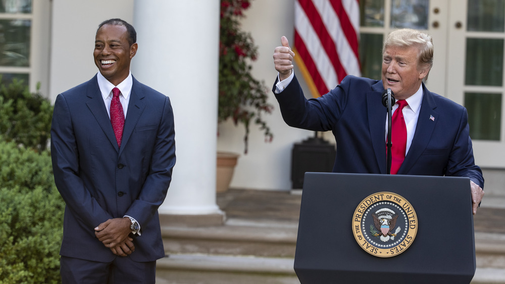 Tiger Woods y Donald Trump en una ceremonia