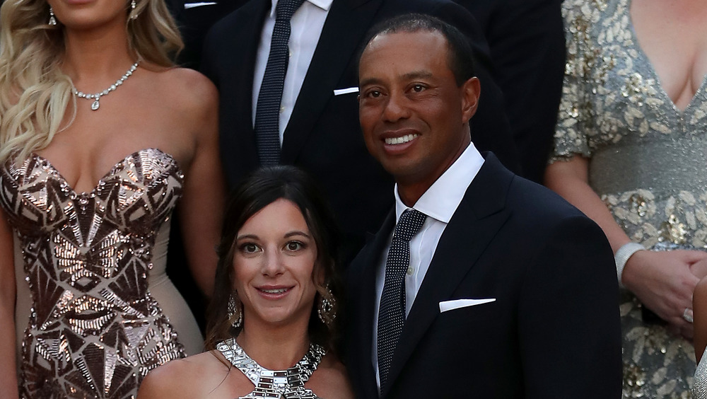 Tiger Woods y Erica Herman sonriendo en un evento