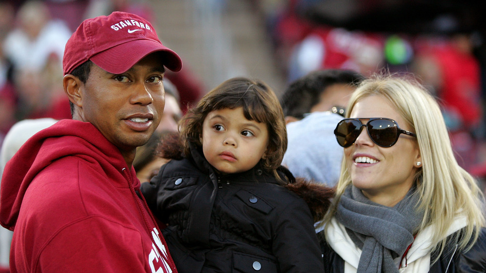 Tiger Woods y Elin Nordegren con su hija en un evento