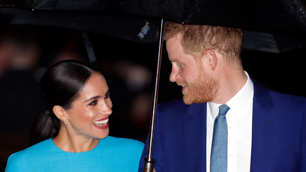 El príncipe Harry y Megan Markle sonriendo