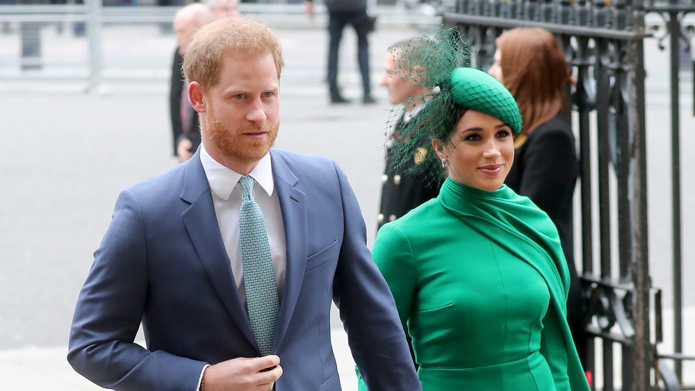 El príncipe Harry y Meghan Markle caminan juntos durante una aparición pública