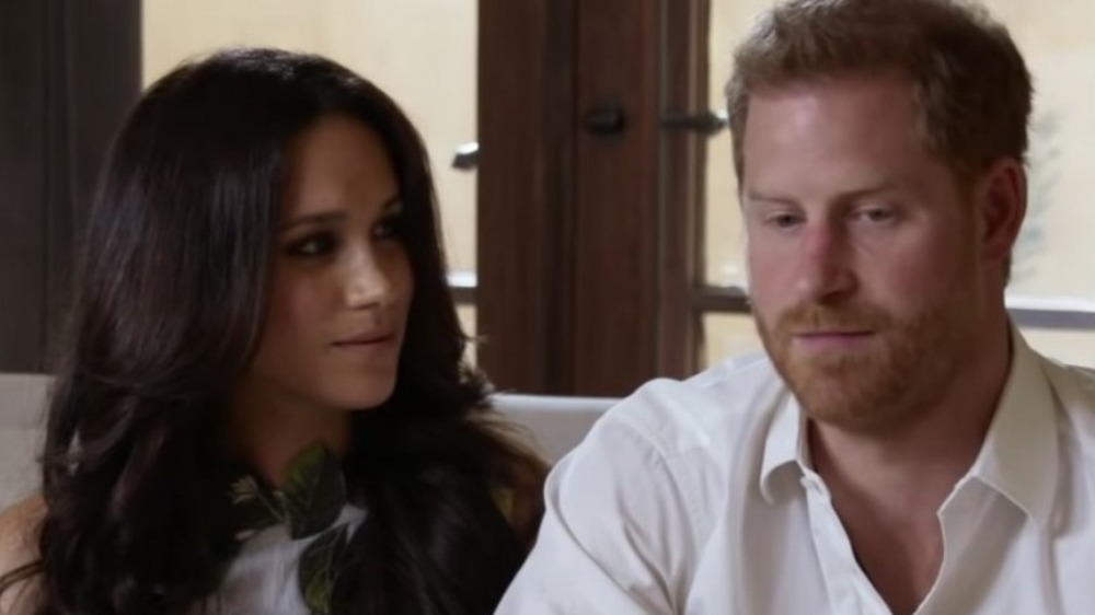 Meghan Markle, príncipe Harry, entrevistando