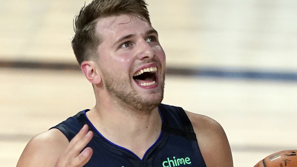 Luka Dončić jugando baloncesto