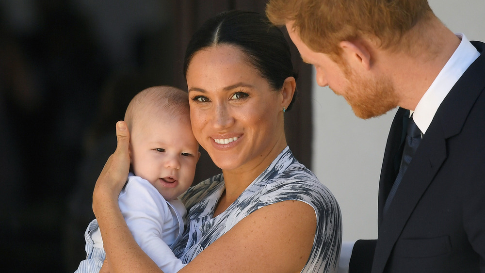 Meghan Markle sostiene al bebé Archie