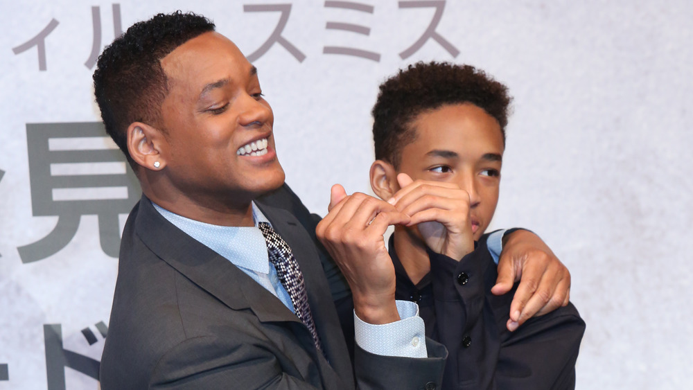 Will Smith junto a Jaden Smith forman un corazón con las manos juntas