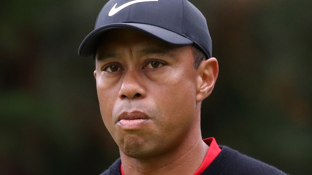 Tiger Wood mirando